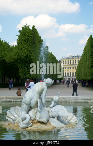 Wien, Österreich - 30. April 2017: Venus Brunnen in Schönbrunn Gärten. Schönbrunn Gärten sind eines der wichtigsten historischen Orte in Österreich. Stockfoto