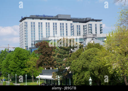 Wien, Österreich - 30. April 2017: Außenansicht des Hilton Wien Hotel in Wien bei schönem Wetter mit blauem Himmel, fünf Sterne Hotel Hilton in der Nähe der g Stockfoto