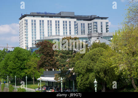 Wien, Österreich - 30. April 2017: Außenansicht des Hilton Wien Hotel in Wien bei schönem Wetter mit blauem Himmel, fünf Sterne Hotel Hilton in der Nähe der g Stockfoto