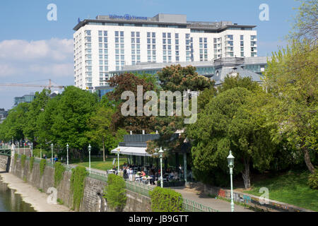 Wien, Österreich - 30. April 2017: Außenansicht des Hilton Wien Hotel in Wien bei schönem Wetter mit blauem Himmel, fünf Sterne Hotel Hilton in der Nähe der g Stockfoto