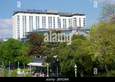 Wien, Österreich - 30. April 2017: Außenansicht des Hilton Wien Hotel in Wien bei schönem Wetter mit blauem Himmel, fünf Sterne Hotel Hilton in der Nähe der g Stockfoto