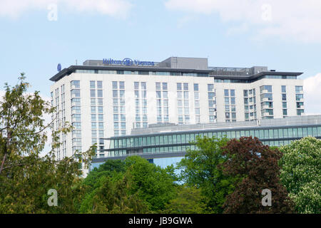 Wien, Österreich - 30. April 2017: Außenansicht des Hilton Wien Hotel in Wien bei schönem Wetter mit blauem Himmel, fünf Sterne Hotel Hilton in der Nähe der g Stockfoto