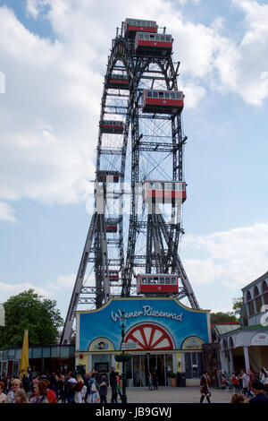 Wien, Österreich - 30. April 2017: Berühmte und historische Riesenrad des Wiener Praters genannt Wurstelprater während einem bewölkten Tag. Stockfoto