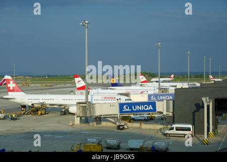 Wien, Österreich - 30. April 2017: Flugzeuge von Austrian Airlines, SWISS und Lufthansa geparkt vor den Toren in Wien-Schwechat. Es ist die c Stockfoto