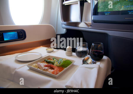 SINGAPORE AIRLINES, Singapur - 22. Juli 2016: skandinavische Fischplatte mit Gravedlachs, Garnele, geräucherter Lachs, Lachs und Ei Salat im Business Stockfoto