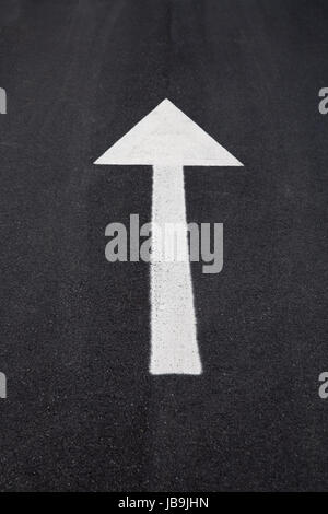 Pfeil-Symbol als Straßenmarkierungen auf einer Straße Stockfoto