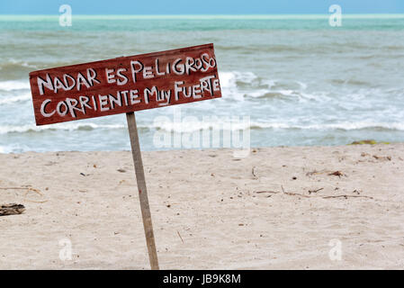 Melden Sie auf Spanisch, die besagt, dass es gefährlich ist, Schwimmen in Palomino, Kolumbien Stockfoto