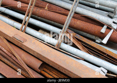 Ein Haufen rostigen Eisenrohren und andere Metall-Schrott Stockfoto