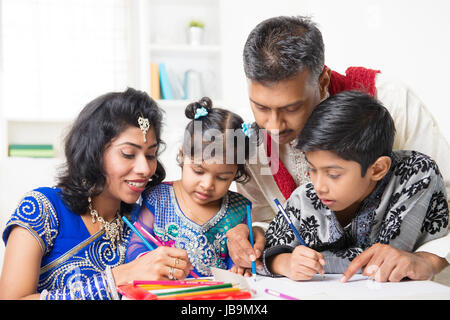 Asiatische indische Familie Zeichnung und Malerei zu Hause. Indien Familie Lifestyle. Glückliche Eltern und Kinder Spaß haben. Stockfoto