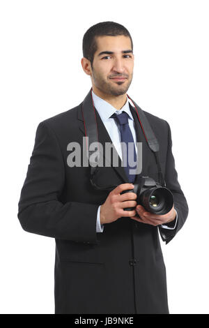 Arabische professioneller Fotograf hält eine digitale Spiegelreflexkamera isoliert auf weißem Hintergrund Stockfoto