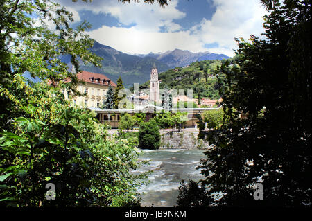 Blick Auf Die Passanten Mit Stromschnellen; Die Kurpromenade Und sterben Stadtkirche von Meran Und Im Hintergrund Die Gipfel der Texelgruppe in Südtirol Ansicht auf der Passer mit Stromschnellen, die Kurpromenade und der Stadt Kirche von Meran und im Hintergrund der Gipfeln der Texelgruppe in Südtirol Stockfoto