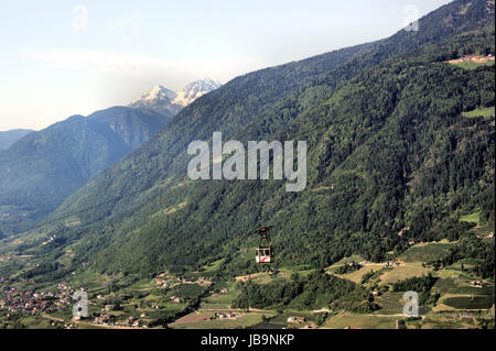 Sterben, Schneebedeckten Lauberspitzen Im Ultental, Das Bewaldete Vigiljoch Und Eine Seilbahn Über Dem Etschtal in Südtirol, Italien die schneebedeckten Gipfel des Lauberspitzen in das Ultental, den bewaldeten Vigiljoch und eine Seilbahn über das Etschtal in Südtirol, Italien Stockfoto