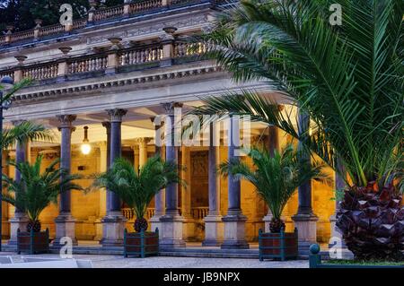 Muehlenkollonade Nacht Karlovy Vary - Karlsbad Mühlenkolonnade Nacht 04 Stockfoto