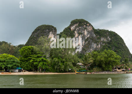 Dorf in der Bucht von Phang Nga, Thailand Stockfoto