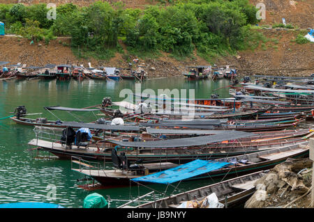 Longtail-Boote auf dem smaragdgrünen Wasser des Cheow Lan See schwimmen Stockfoto