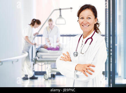 Arztin Auf Flur Mit Pflegeteam Stockfoto