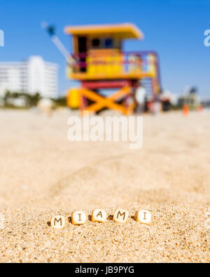 Maimi Southbeach, Rettungsschwimmer Haus mit Buchstaben auf dem Sand, Florida / USA, Stockfoto