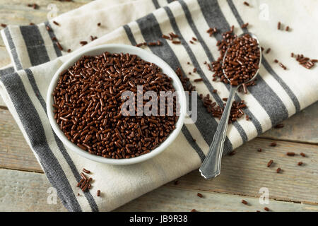 Süßen zuckerhaltigen Schokolade Streusel in eine Schüssel geben Stockfoto