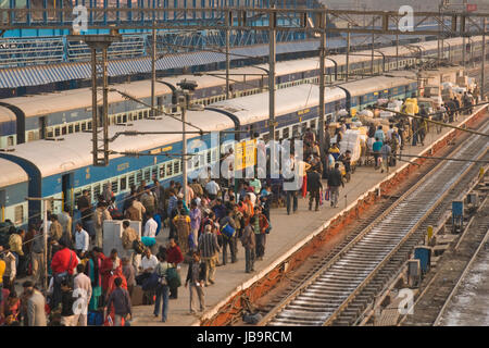 Menschen drängen sich eine Plattform neben dem Zug am Bahnhof New Delhi in Delhi, Indien. Stockfoto