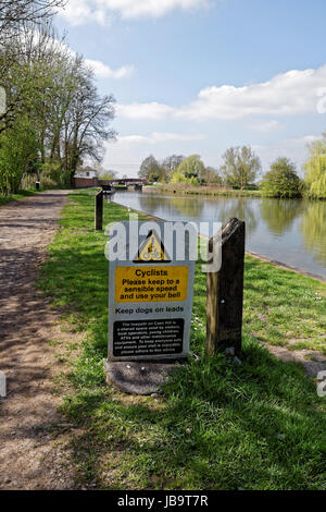 Warnzeichen auf dem Treidelpfad Kennet und Avon Kanal Stockfoto