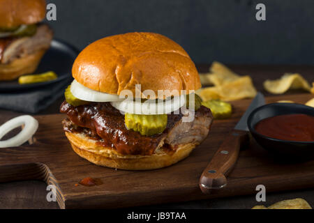 Hausgemachten geräucherten BBQ Rib Sandwich mit Gurken und Zwiebeln Stockfoto