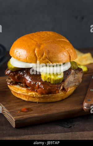 Hausgemachten geräucherten BBQ Rib Sandwich mit Gurken und Zwiebeln Stockfoto