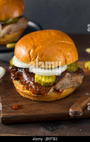 Hausgemachten geräucherten BBQ Rib Sandwich mit Gurken und Zwiebeln Stockfoto