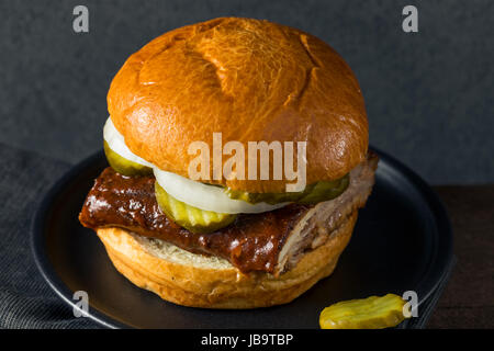 Hausgemachten geräucherten BBQ Rib Sandwich mit Gurken und Zwiebeln Stockfoto