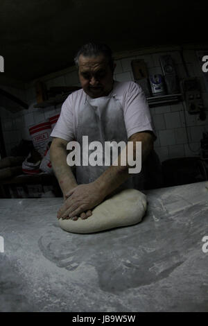 Bäcker bei der Arbeit an seinem Bakey auf der spanischen Insel Mallorca Stockfoto