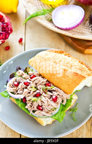 Thunfisch mit Dill und Granatapfel auf Baguette-sandwich Stockfoto