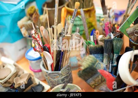 Gruppieren von Pinsel und Werkzeuge n Atelier des Künstlers. Stockfoto