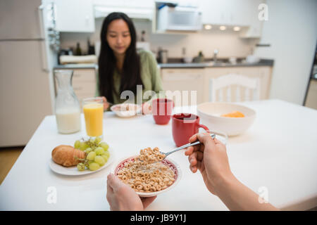 Paare, die gesundes Frühstück in der Küche zu Hause Stockfoto