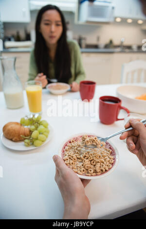 Paare, die gesundes Frühstück in der Küche zu Hause Stockfoto
