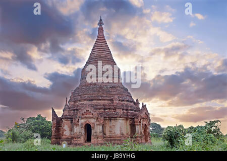Alten Pagode in der Landschaft von Bagan in Myanmar bei Sonnenaufgang Stockfoto
