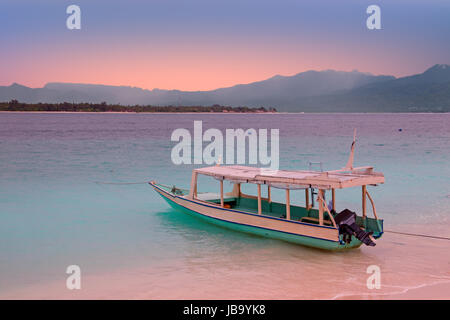 Traditionelles Boot am Strand von Gili Meno Insel, Indonesien Stockfoto