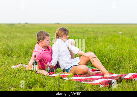Schöne Liebespaar mit romantischen Picknick im Freien an sonnigen Sommertag Stockfoto