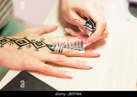 Bild von Menschenhand mit Henna geschmückt wird. Mehendi hand Stockfoto