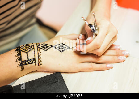 Bild von Menschenhand mit Henna geschmückt wird. Mehendi hand Stockfoto