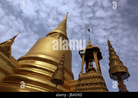 Der Phra Si Rattana Chedi Im Wat Phra Keo Im Tempelgelaende Beim Koenigspalast Im Historischen Zentrum der Hauptstadt Bangkok in Thailand. Stockfoto