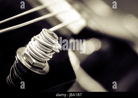 Detail der Gitarrensaite und unscharfen Hintergrund in monochromen Stil hautnah Stockfoto