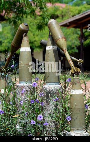 Als Alte Racketen Gartendekoration aus der Zeit des Vietnam Und Kambodscha Krieg Im Gong Dorf Phibun Mangsahan in der Umgebung von Ubon Ratchathani Im Nordosten von Thailand in Suedostasien. Stockfoto