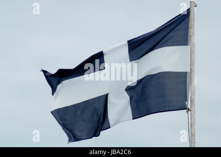 Die Cornish Flagge von St. Piran weht im wind Stockfoto