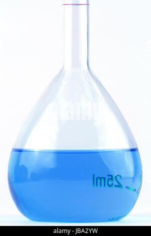 Volumetrische Flasche mit blauer Flüssigkeit in isolierten weißen Hintergrund Stockfoto