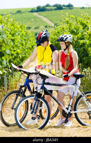 Biker, die im Besitz einer Karte im Weinberg, Tschechische Republik Stockfoto