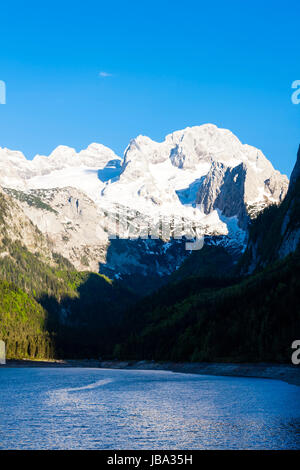 Blick auf den Dachstein aus Bergbauernmuseum Gosausee See, Oberösterreich-Steiermark, Österreich Stockfoto