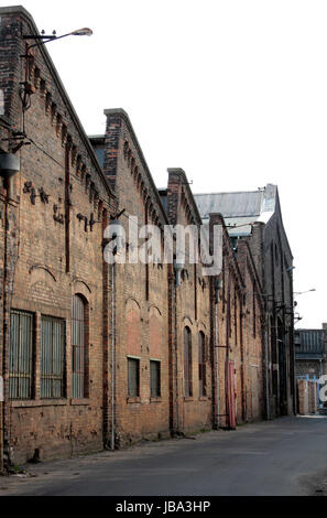 Detail einer alten baufälligen verlassenen Fabrik Straße. Stockfoto