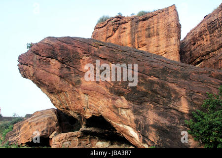 Riesigen Felsen gelehnt über kleinere horizontale Felsen am Badami, Karnataka, Indien, Asien Stockfoto