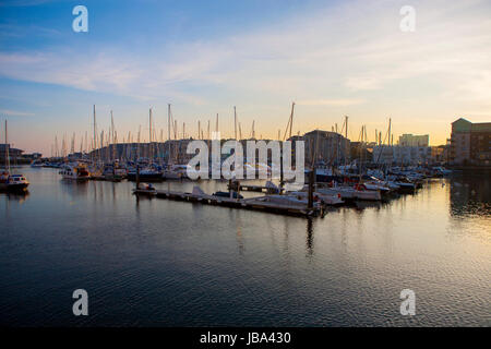 Boote vertäut fein säuberlich in Sutton Harbour Marina bei Sonnenuntergang, The Barbican, Plymouth, Devon, England, Vereinigtes Königreich Stockfoto