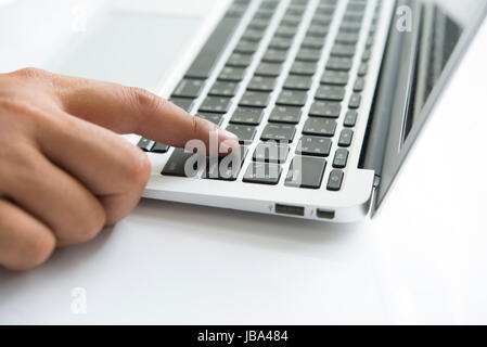 Finger drücken EINGABETASTE hautnah Stockfoto