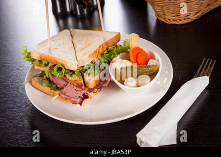 Leckeres Sandwich Clubsandwich Mit Speck Schinken Käse Und Ein Mit mixed Pickels Auf Einem Teller Stockfoto